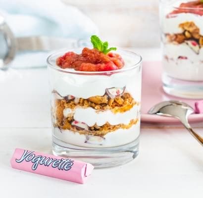 Rhabarber-Joghurt-Tiramisu im Glas